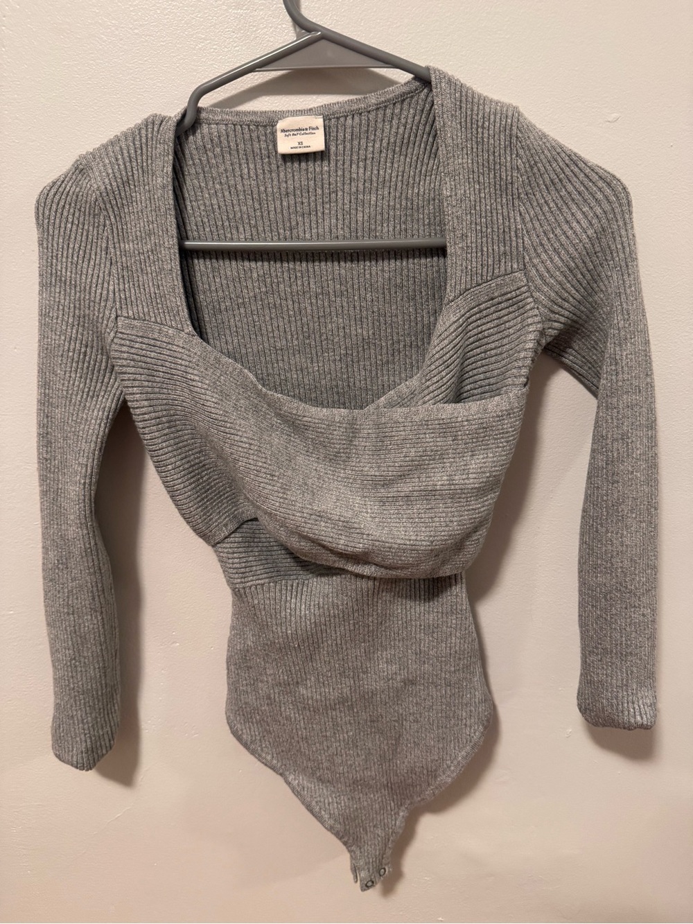 Abercrombie & Fitch Women's Gray Off-the-Shoulder Ribbed Sweater
